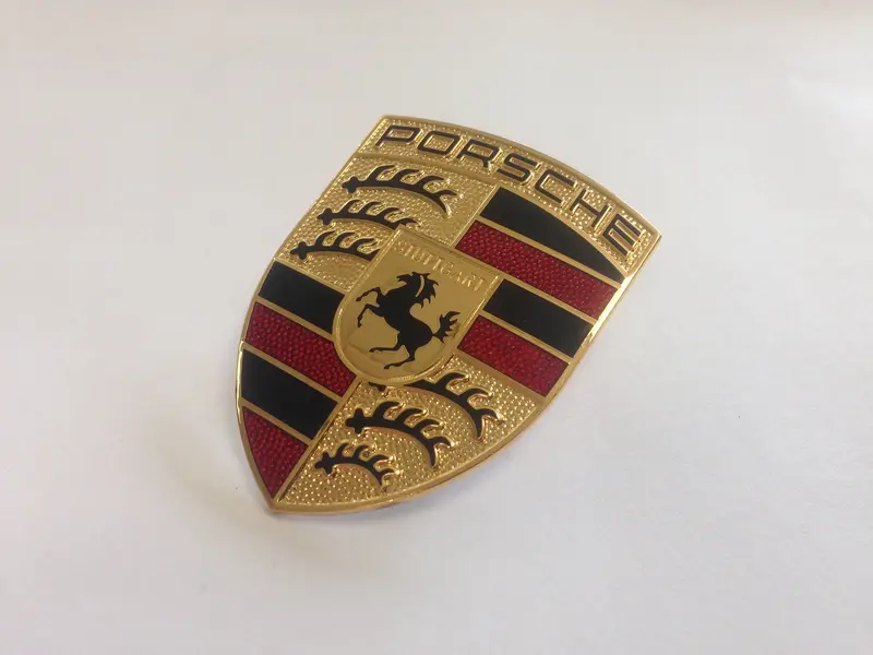 (New) Hood Crest With Maroon Bars And Black Filled Porsche Script - 1995-2018 1