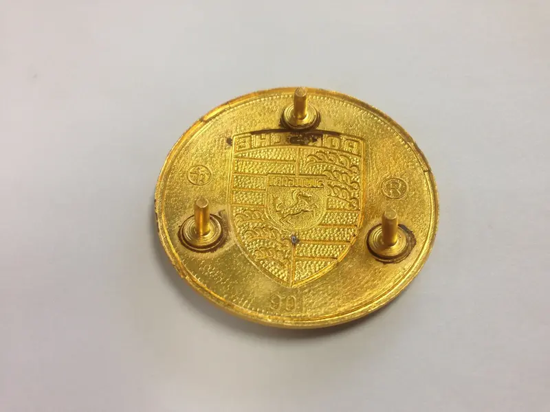 (Nos) 356/911/912 Gold Enamel Hubcap Crest With Late Style Red Bars - 1950-76 2