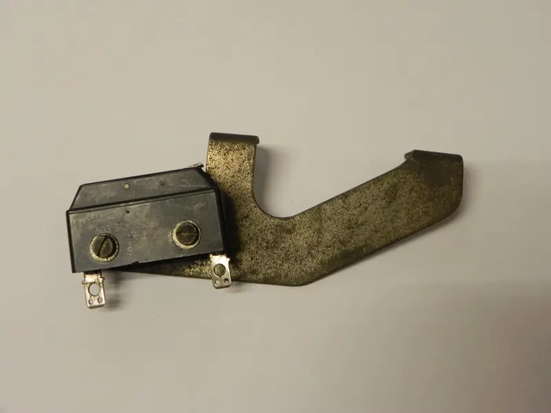 (Original) 911 Cis Micro Switch With Bracket - 1974-77 1
