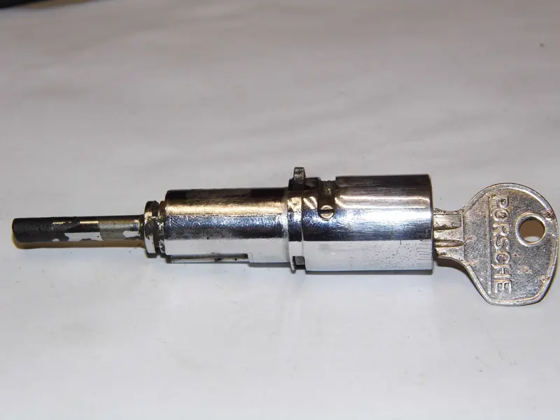 (Used) 356 At2/B/C Right Lock Receiver With Lock Cylinder 1957-65 1