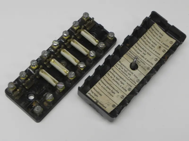 (Used) 911, 8 Pole Fuse Box With Lid - 1969-73 1