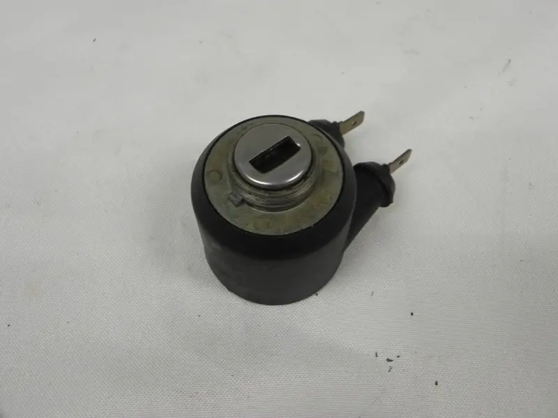 (Used) 911/924/944 Alarm Switch W/O Keys - 1978-89 1