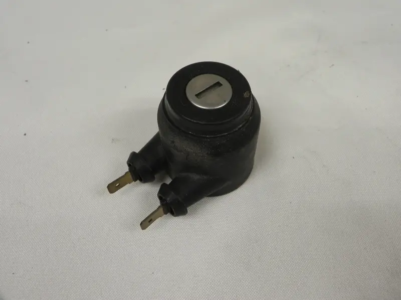 (Used) 911/924/944 Alarm Switch W/O Keys - 1978-89 1