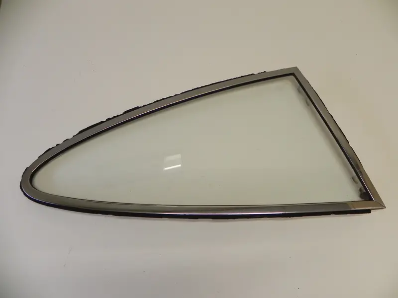 (Used) 911 Sekurit Quarter Window Right Clear - 1965-67 1