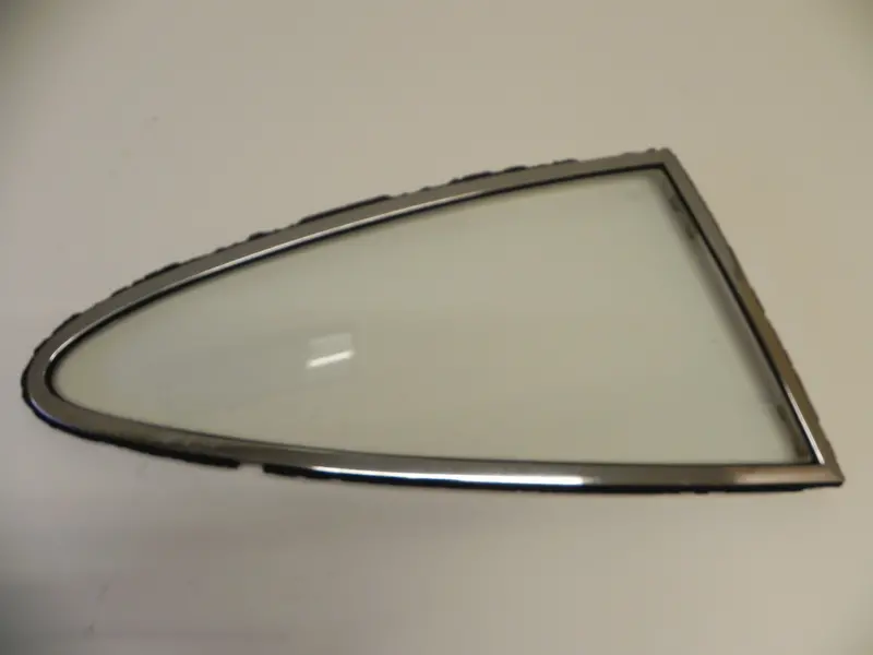 (Used) 911 Sekurit Quarter Window Right Clear - 1965-67 1