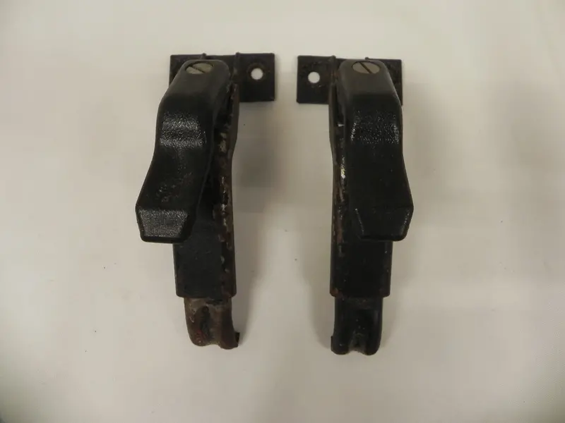 (Used) 914-914-6 Pair Of Front Latches - 1970-76 1
