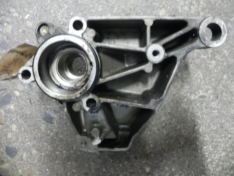 (Used) 944 Engine Balance Shaft Bracket 2