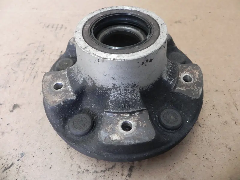 (Used) 944 Front Wheel Hub Non Abs - 1983-86 1