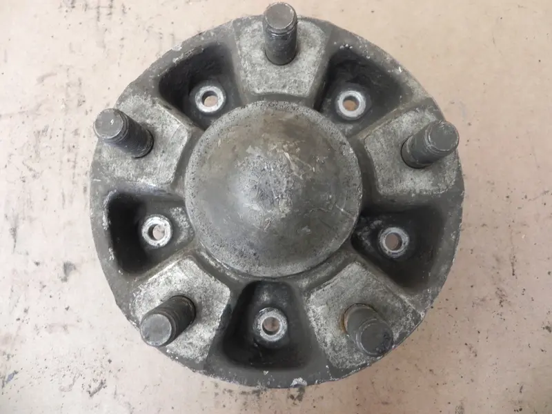 (Used) 944 Front Wheel Hub Non Abs - 1983-86 1