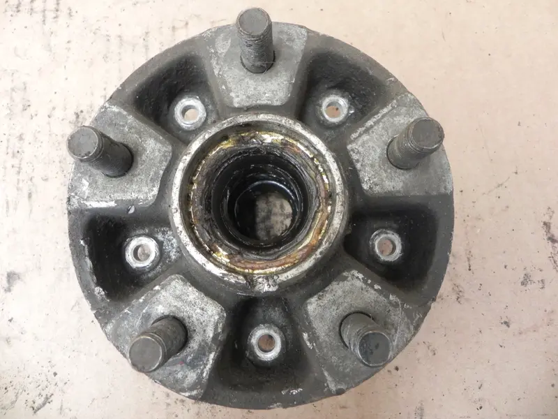(Used) 944 Front Wheel Hub Non Abs - 1983-86 1