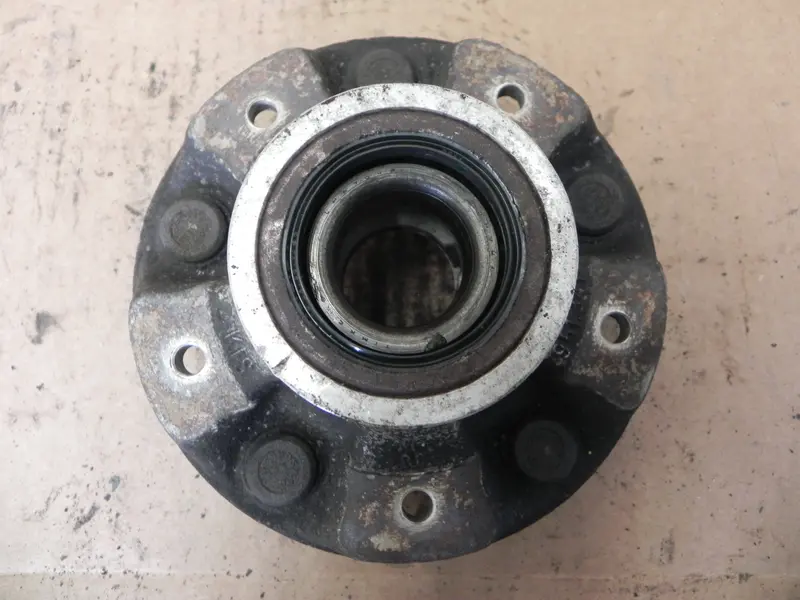 (Used) 944 Front Wheel Hub Non Abs - 1983-86 2