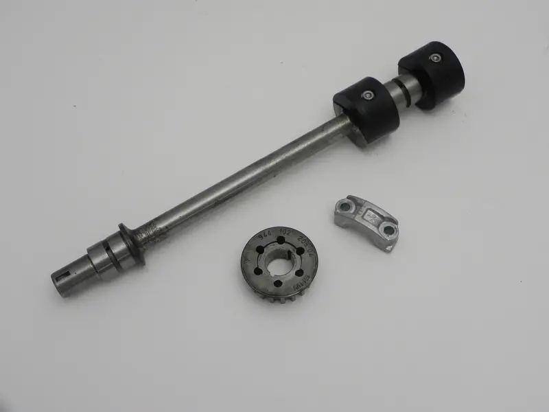 (Used) 944 Turbo Balance Shaft W/ Gear - 1985-91 1